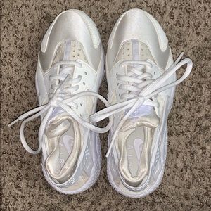 White Nike Air Huarache